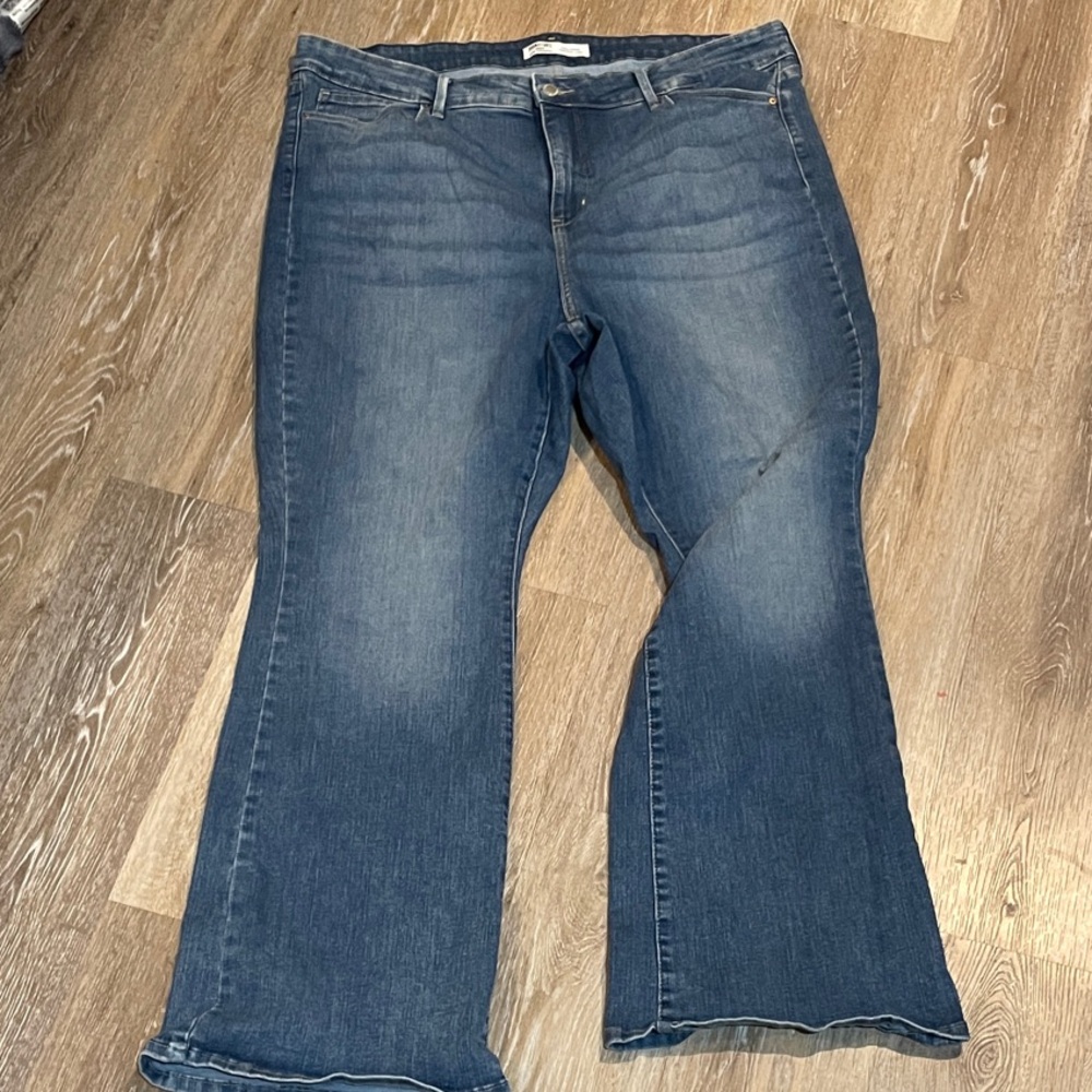 Signature Cold Levi Strauss Totally Shaping High-Rise Flare Jeans - Picture 2 of 6